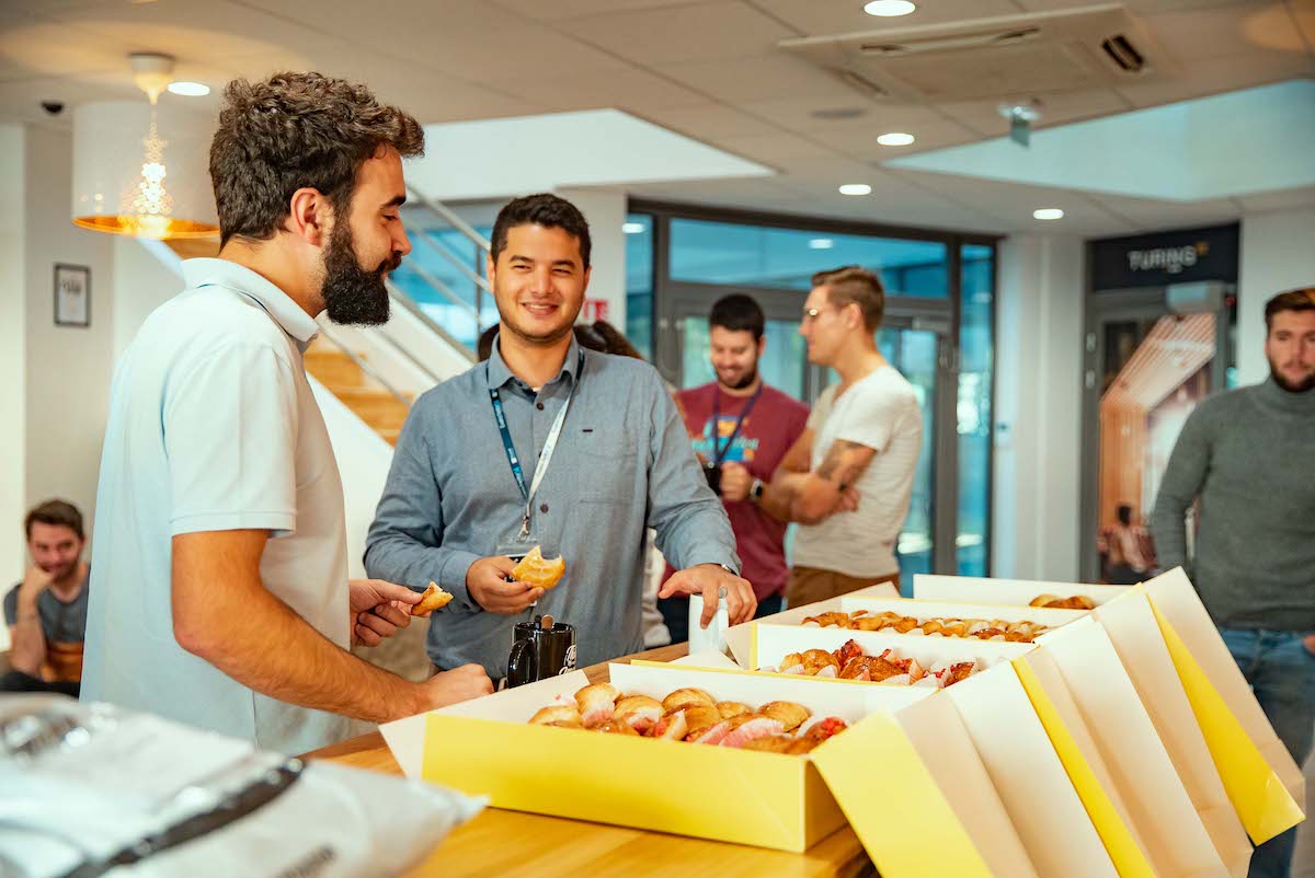 convivialite bureau petit déjeuner